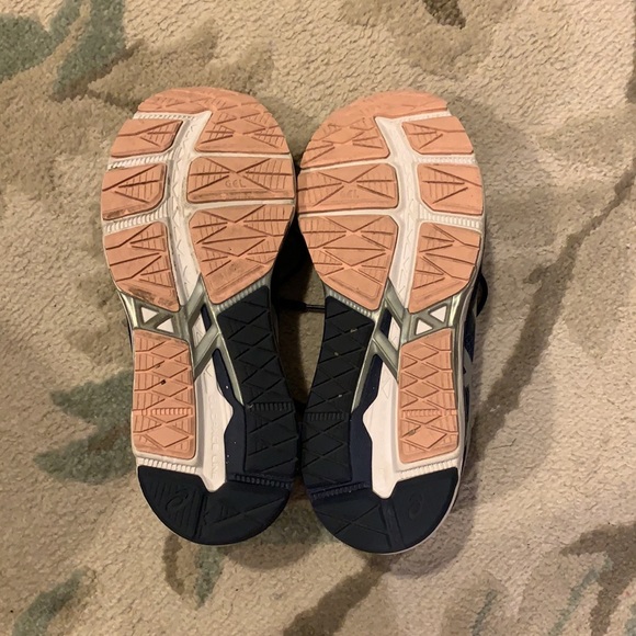 Hardly worn ASICS, size 8.5! - Picture 2 of 4